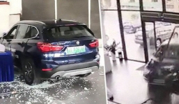 Trung Quốc: Nhầm chân phanh thành chân ga, nữ tài xế đâm tan tành đại lý BMW