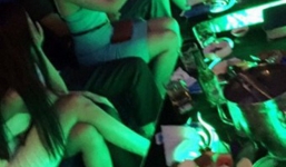 Chị em hả hê với màn ứng xử khôn khéo của cô vợ trẻ đi karaoke cùng chồng bị bạn chồng 'bơm kích'