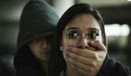 Bắt cóc, cưỡng hiếp tiếp viên quán rượu, tên tội phạm lẩn trốn hơn 2 thập kỷ nhưng cuối cùng chịu đầu thú vì lý do không ai ngờ tới