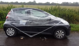 Chủ xe tùy tiện đỗ xe bên đường, người dân hùa nhau làm một việc để nghiêm khắc 'răn đe'