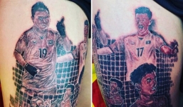 Một CĐV U23 Việt Nam xăm hình 3 tuyển thủ lên đùi để cổ vũ, còn hứa nếu vô địch sẽ xăm luôn hình thầy Park