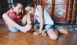 Chuyện về cậu bé không tay và người anh sinh đôi luôn kề cận: 'Trong đội bóng nhí, em con chạy nhanh lắm nhưng con phải kèm vì sợ em ngã...'