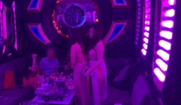 Bắt quả tang nữ tiếp viên mặc hở hang phục vụ khách trong nhà hàng 