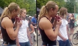 Đỉnh cao của sự trêu ngươi: Thanh niên nhồm nhoàm nhai thịt sống tại lễ hội dành cho người ăn chay