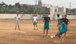 Sau 'sân ruộng' và 'sân vườn', chủ nhà Indonesia xếp cả sân đất nện cho đội bóng dự Asiad