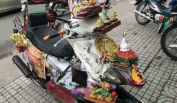 Dân mạng cười ngất với chiếc 'xe máy cõi thiên thai' - sản phẩm 'trừ tà' giúp chủ nhân bình an giữa tháng cô hồn