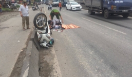 Cha mẹ ôm thi thể con gái gào khóc trên quốc lộ