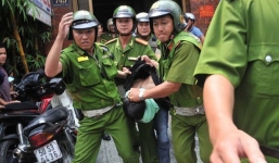 Nam thanh niên dùng dao gây thương tích cho đại uý công an