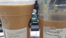 Mua trà sữa không đá cùng 1 thương hiệu, cô gái nhận được 1 cốc đầy ắp, 1 cốc vơi như uống dở, dân mạng cãi nhau chí chóe