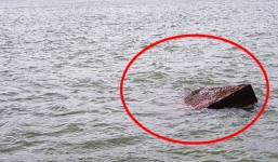 Phát hiện vật thể lạ trôi dạt giữa luồng ra vào cảng Quy Nhơn gây nguy hiểm cho tàu thuyền