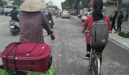 Xúc động hình ảnh 2 mẹ con đạp xe lên phố nhập học: Con dù lớn vẫn là con của mẹ, đi hết đời lòng mẹ vẫn theo con