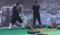 Trung Quốc: Võ sư lập kỷ lục Guinness nhờ dùng mũi thổi căng cùng lúc 12 săm ô tô