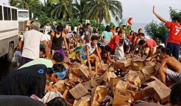 Clip: Xe chở rượu bị lật, người dân lao vào hôi của