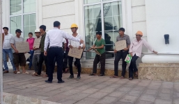 Công nhân tập trung trước khách sạn 'dát vàng' đòi tiền lương