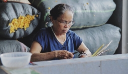 Người phụ nữ Hà Nội đầu tiên dệt lụa từ tơ sen: 4.800 cuống sen cho một chiếc khăn quàng cổ dài 1,7 mét