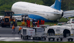 Máy bay Trung Quốc trượt khỏi đường băng Manila trong trận mưa như trút nước