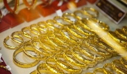 Giá vàng hôm nay 17/8: Tụt dốc chóng mặt, nhà đầu tư đua nhau bán tháo