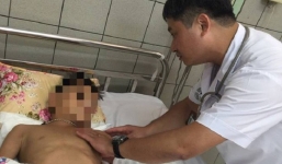 Bị rắn hổ mang cắn, bé trai hoại tử cả cánh tay vì cha mẹ không đưa đến viện