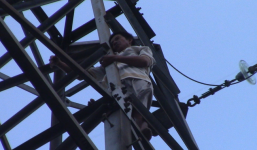 Người đàn ông nghi ngáo đá, trèo lên cột điện cao thế 'múa' mặc cảnh sát khuyên can