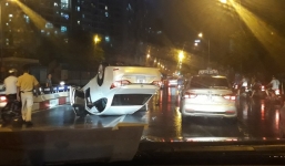 Hà Nội: Mất lái đâm vào dải phân cách, xế sang Lexus lật ngửa bụng giữa chân cầu vượt