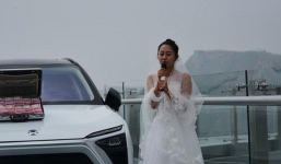 Trung Quốc: Cô gái mang tiền và siêu xe lên cầu kính để thử thách người bạn trai sợ độ cao rồi nhận cái kết đau lòng