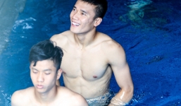 'Lội' bể bơi, dàn sao U23 Việt Nam khoe body như siêu mẫu
