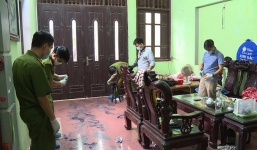 Giây phút nghi phạm hung hãn vào nhà đâm chết 2 vợ chồng ở Hưng Yên
