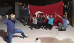 Dân Thổ Nhĩ Kỳ dùng búa đập nát iPhone phản đối Mỹ