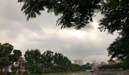 Hà Nội lúc 2 giờ chiều bỗng tối sầm như 6 giờ tối: Ô tô, xe máy phải bật đèn di chuyển trong mưa