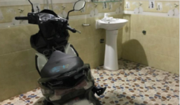 Ông bố sợ bị trộm đột nhập nên dắt xe máy cất hẳn trong... nhà tắm, nhưng dân mạng lại chỉ chú ý đến điều này