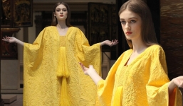 Không chỉ có lụa tơ sen mà người ta còn dệt cả lụa từ tơ nhện và cái giá của nó thì vô cùng choáng