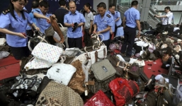 Buôn lậu gần 500 triệu đô la Mỹ hàng giả, 33 hoa kiều Trung Quốc bị khởi tố