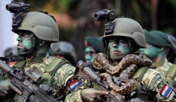 24h qua ảnh: Lính đặc nhiệm Paraguay đeo trăn quanh cổ trong lễ diễu binh