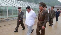 Triều Tiên lần đầu công bố hình ảnh gây sốt: Nhà lãnh đạo Kim Jong-un dầm mưa đi thị sát