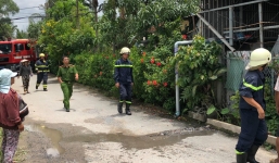 Khu dân cư náo loạn vì người đàn ông phóng hỏa đốt nhà do cãi nhau với vợ ở Sài Gòn