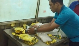 Bí mật trong những gói trà được giao dịch trước cổng bệnh viện