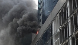 Khói đen kín trời từ tòa nhà đang xây dựng ở Hà Nội, nhiều người hoảng hốt