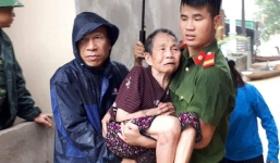 Hai chiến sĩ Cảnh sát bị thương nặng khi di dời dân ra khỏi vùng lũ