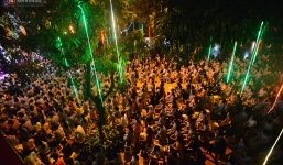 Nhiều người cài hoa trắng bật khóc tại lễ Vu Lan tháng Bảy: 'Ai còn cha còn mẹ thì vui lắm chứ...'