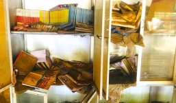 Xót xa hình ảnh sách vở, giáo án ngập trong bùn và nước lũ ở Nghệ An