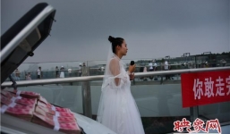 Cô gái dùng ô tô và vali tiền cầu hôn, bạn trai sợ hãi không dám bước đến