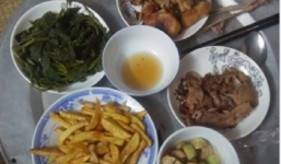 Đi làm về là lao vào nấu nướng nhưng cô vợ trẻ vẫn bị chồng chê 'không biết trình bày món ăn'