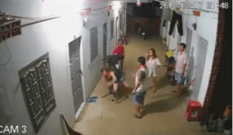 Người đàn ông xăm trổ dùng vũ lực với 2 cô gái trong khu nhà trọ gây bức xúc