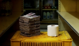 Mất giá 'khủng' như tiền Venezuela: Cuộn giấy vệ sinh giá 2.600.000 triệu bolivar