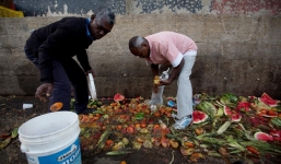 Phải bới đồ ăn từ thùng rác, người Venezuela tìm tới nước bạn nhưng bị từ chối vì một lý do