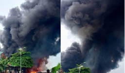 Cận cảnh vụ cháy kinh hoàng xưởng sản xuất sơn ở Hà Nội