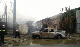 Cháy xưởng sơn, khói lửa mù mịt khiến đại lộ Thăng Long 'tê liệt'