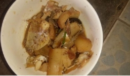 Hùng hục làm cỗ cả buổi, nàng dâu chỉ được mẹ chồng cho bát thịt mỡ, em chồng chẳng làm gì lại được phần cả nửa con gà