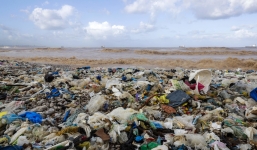 Mexico: Sóng lớn ngập ngụa rác đánh thẳng vào bờ, báo động tình trạng ô nhiễm