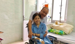 Mai Phương cười tươi lạc quan trên giường bệnh, tiếp đón từng nghệ sĩ tới thăm dù sức khoẻ còn yếu